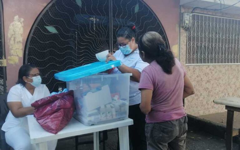Familias del barrio Rafael Ángel reciben atención médica