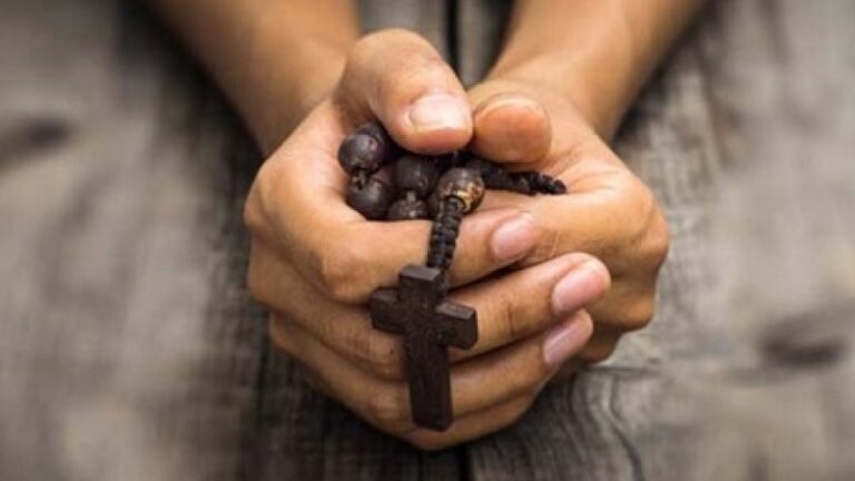 Madre reza a un Santo para que su hijo encuentre novia