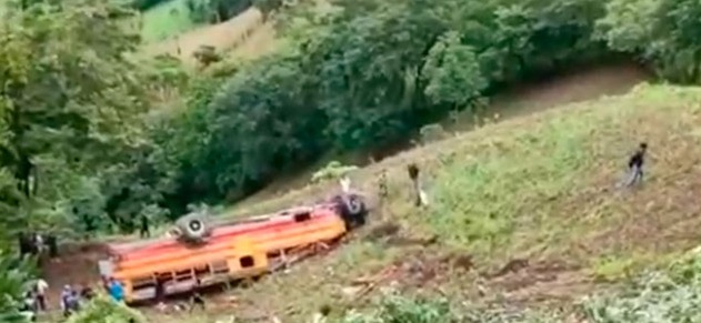 Bus se vuelca en un abismo con jugadores y fanáticos