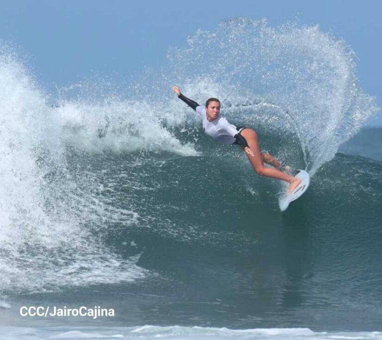 Candelaria Resano, participa en Torneo de Surf en Tola, Rivas