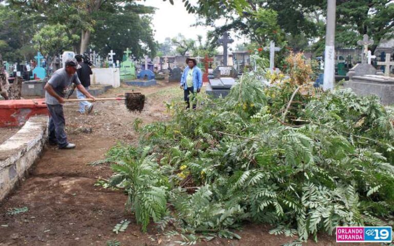 Realizan remozamientos de cementerios en víspera del Día de la Madre