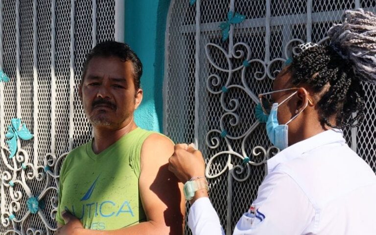 Vacunan contra la Covid-19 a familias del barrio René Cisneros