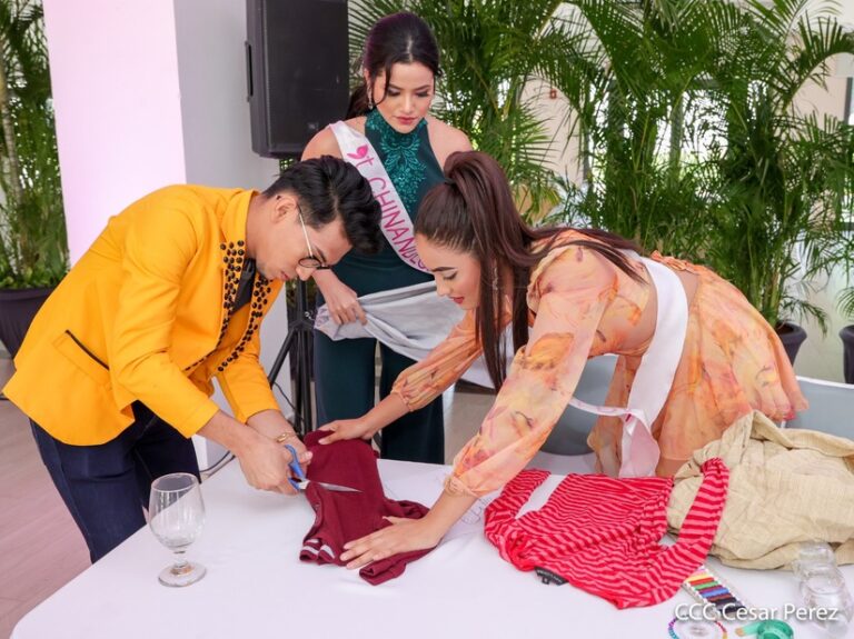 Candidatas a Miss Teen elaboran diseños con material reciclado