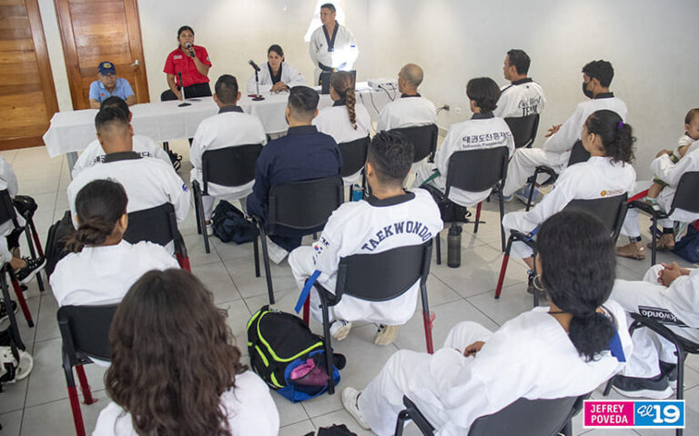 Atletas de Taekwondo reciben seminario sobre el arbitraje de esta disciplina