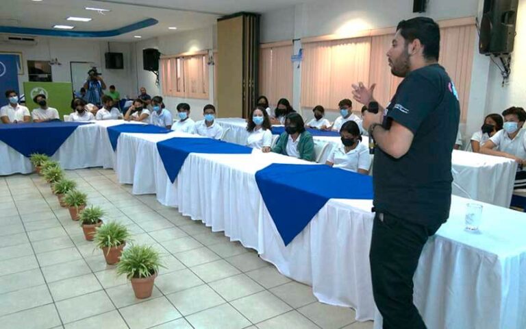 Estudiantes concluyen taller de el “Uso de App”