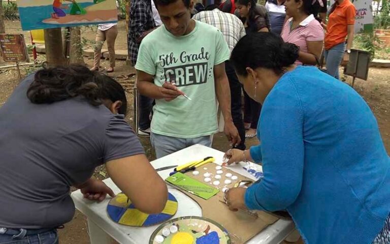 Realizan taller sobre elaboración de juguetes a base de materiales reciclados