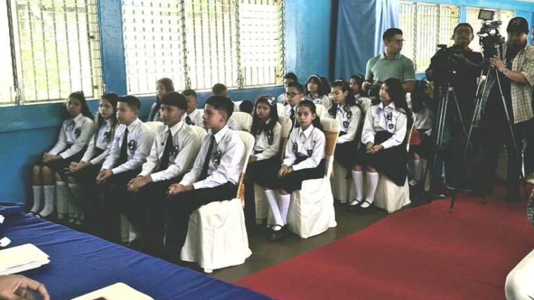 Gradúan a primera generación con el inglés como segunda lengua