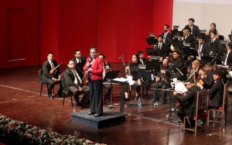 Rosario agradece concierto dirigido por directora de orquesta de Chile