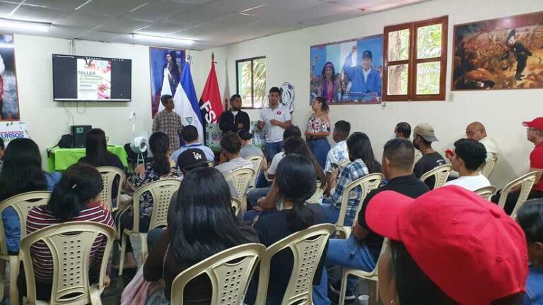 Enseñan a jóvenes de Managua a elaborar manualidades con materiales reciclados