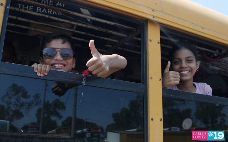 Familias nicaragüenses acuden a terminal de buses para viajar a departamentos