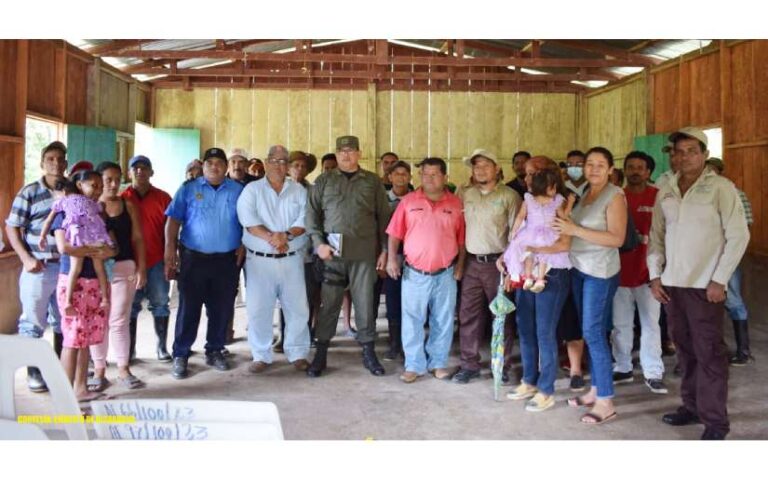 Destacamento Militar Sur se reúne con productores, ganaderos y comerciantes