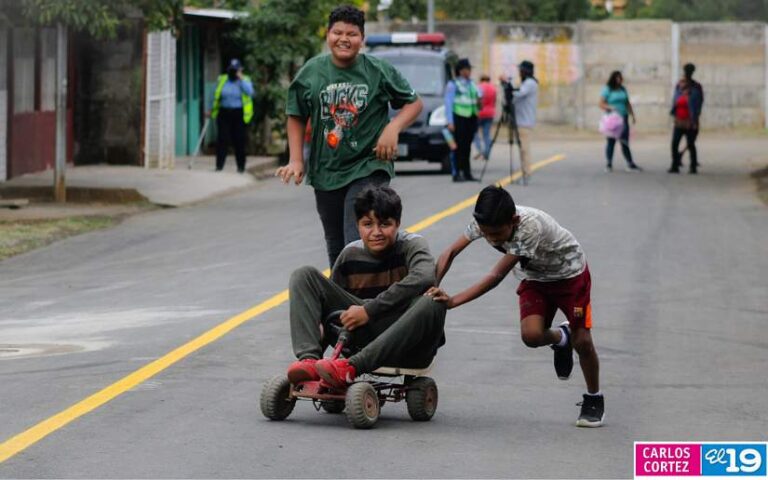 Familias de Plaza España inauguran 4 cuadras asfaltadas