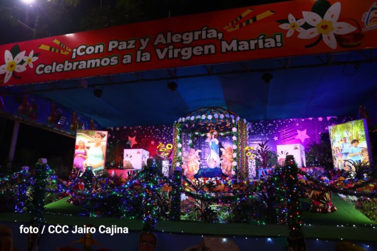 Familias visitan los altares a la Purísima en la Avenida Bolívar a Chávez