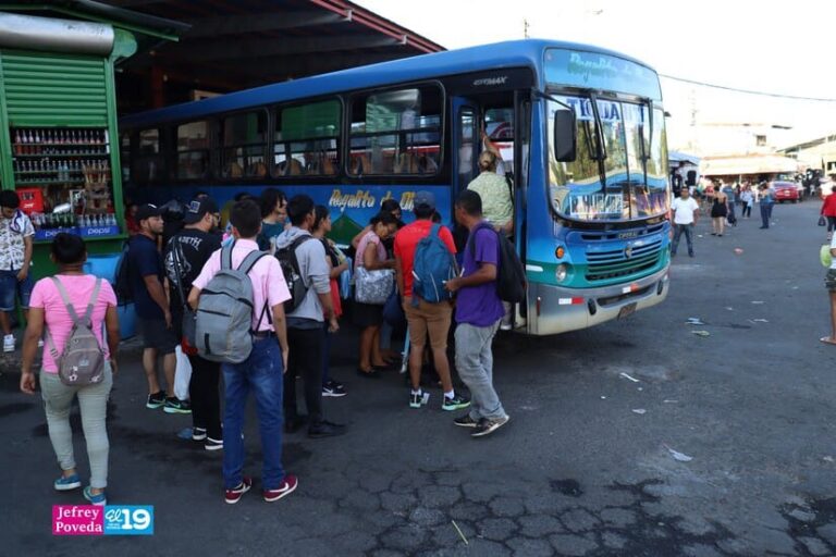 Terminales de buses en Managua llenas