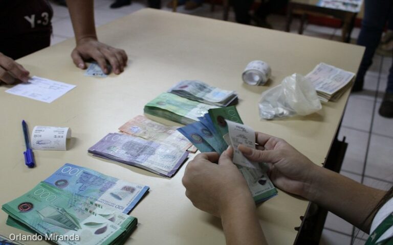 Trabajadores del MINED reciben salario del mes de agosto