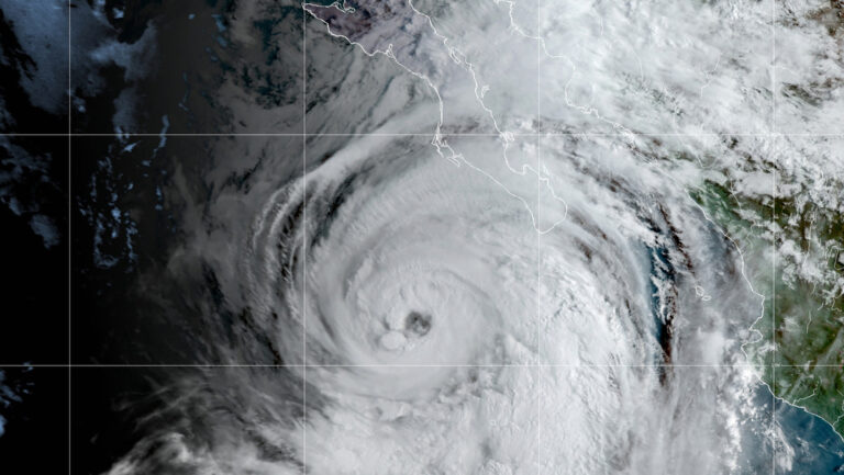 Huracán Kay toca tierra en Baja California Sur