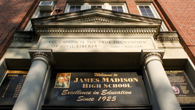 Golpea la cabeza de un estudiante porque se quedó dormido