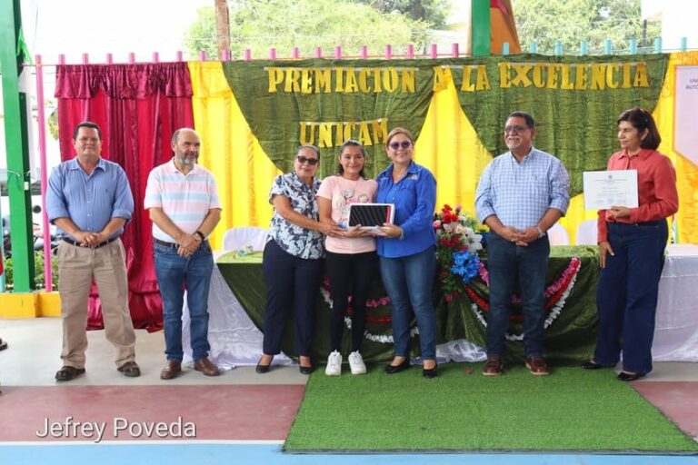 Entregan reconocimientos a estudiantes de la Universidad en el Campo en Susucayán