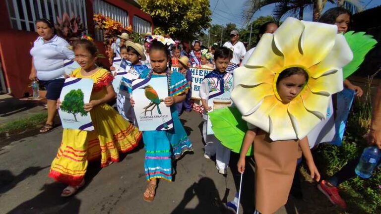 Realizan Desfile Escolar en Managua
