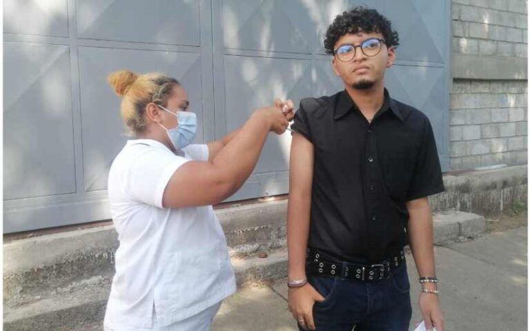 Familias del barrio San Luis son vacunadas contra el Covid-19