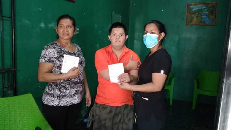 Familias del barrio Laureles Norte se vacunan contra el covid-19