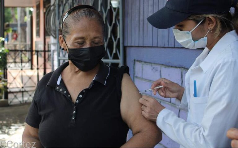 Familias del barrio Larreynaga son vacunadas contra la Covid-19