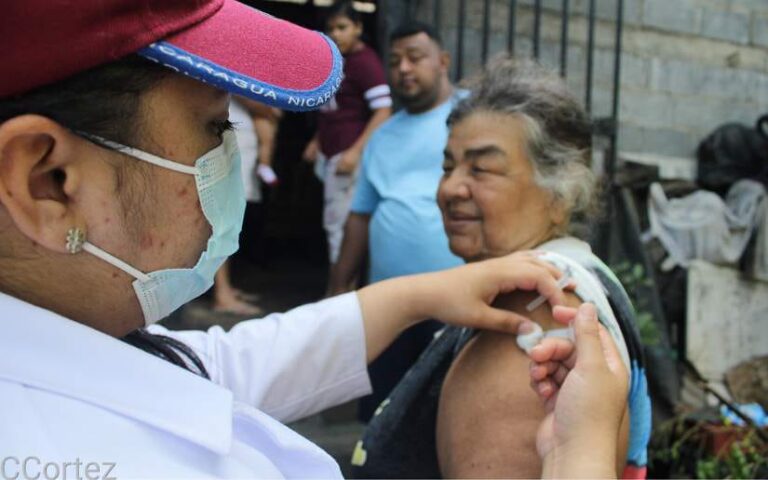 Jornada de vacunación en el barrio Adolfo Reyes