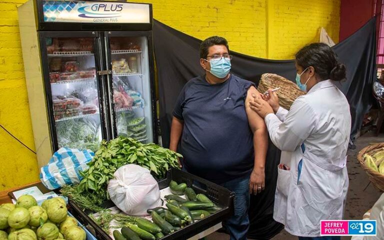 Comerciantes son vacunados contra el Covid-19