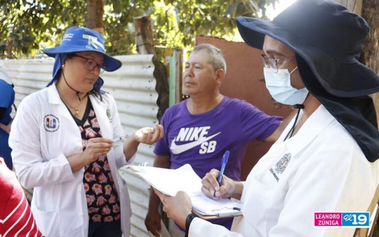 Familias de Mateare se vacunan contra la Covid 19