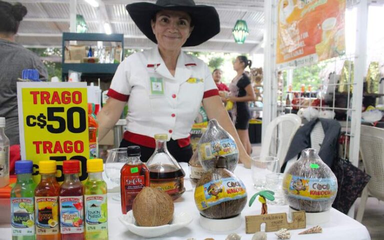 Familias visitan la Feria Nacional del Vino