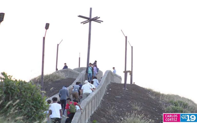 Visitantes disfrutan del Festival Ambiental en el Volcán Masaya
