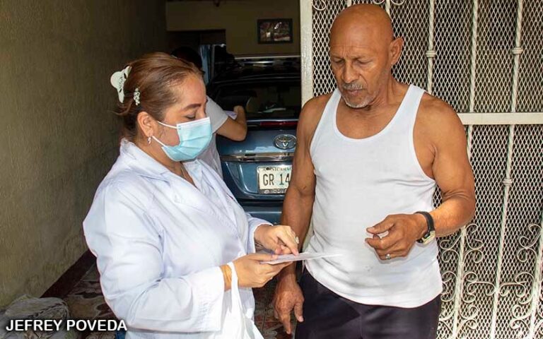 Vacunan a familias del barrio Cristo El Rosario