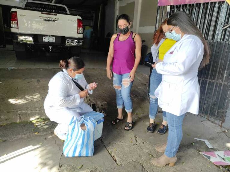 Vacunan contra la covid-19 a familias de la Colonia las Brisas
