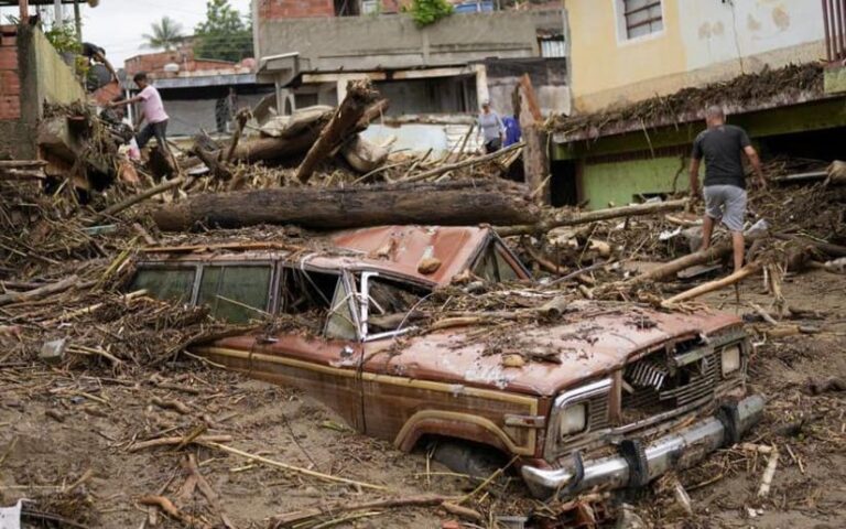 Aumentan a 25 los fallecidos por deslave en estado norte de Venezuela