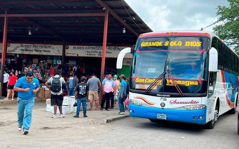 Familias viajan a su lugar de origen