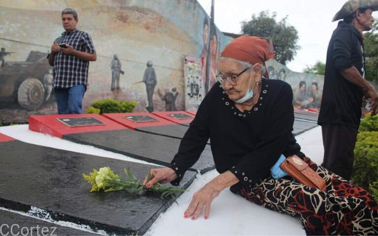 Depositan ofrenda floral en honor a los héroes y mártires de la Colina 110