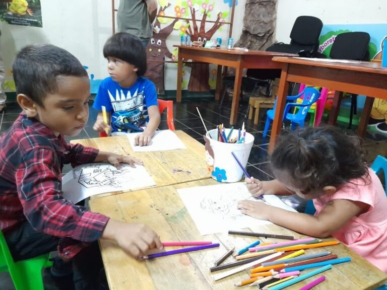 Niños reciben capacitación sobre como prevenir incendios forestales.