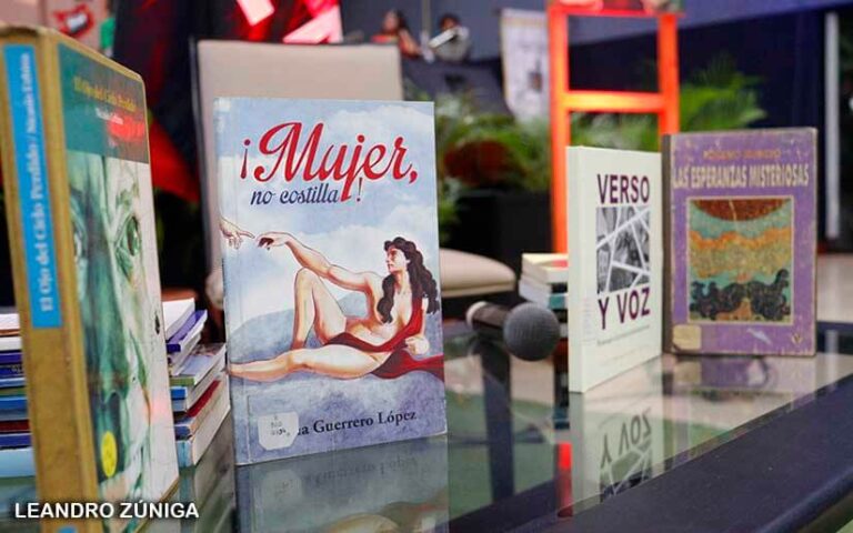 Instan a los adolescentes a que pongan en práctica el hábito de la lectura.