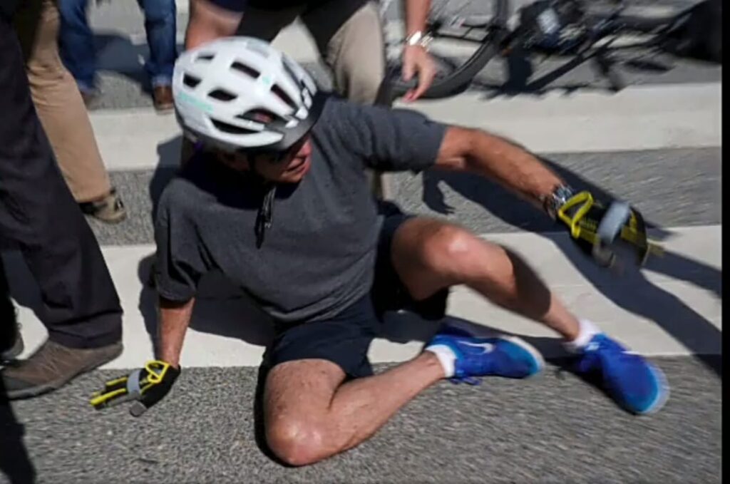 Joe Biden cae de la bicicleta en la que se movilizaba.