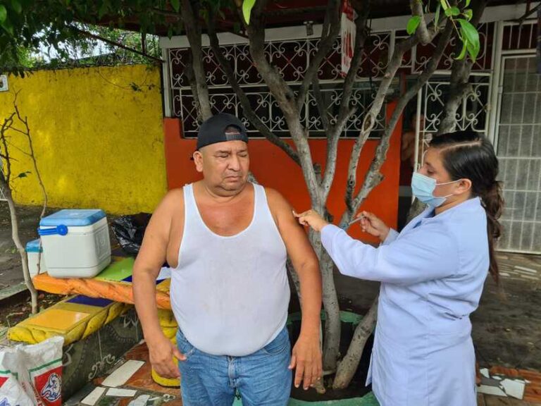 Vacunación contra la Covid-19 continúa casa a casa