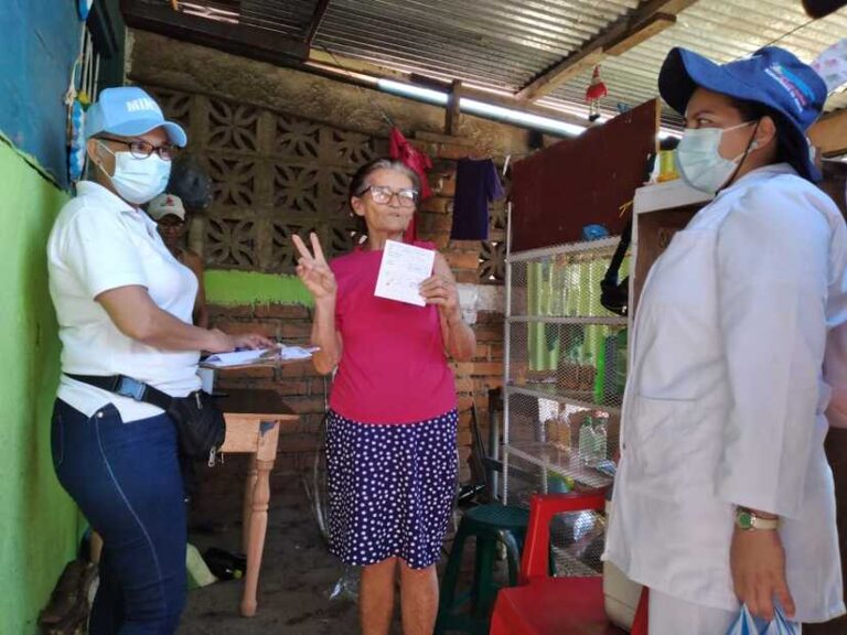 Vacunan contra la Covid-19 a familias de Batahola Sur