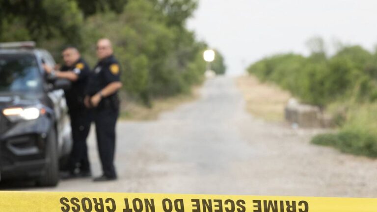 Acusan a cuatro personas por muerte de 53 migrantes en Texas