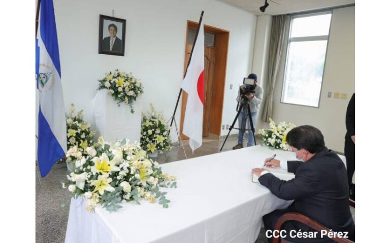 Firman Libro de Condolencias por asesinato del ex primer ministro de Japón