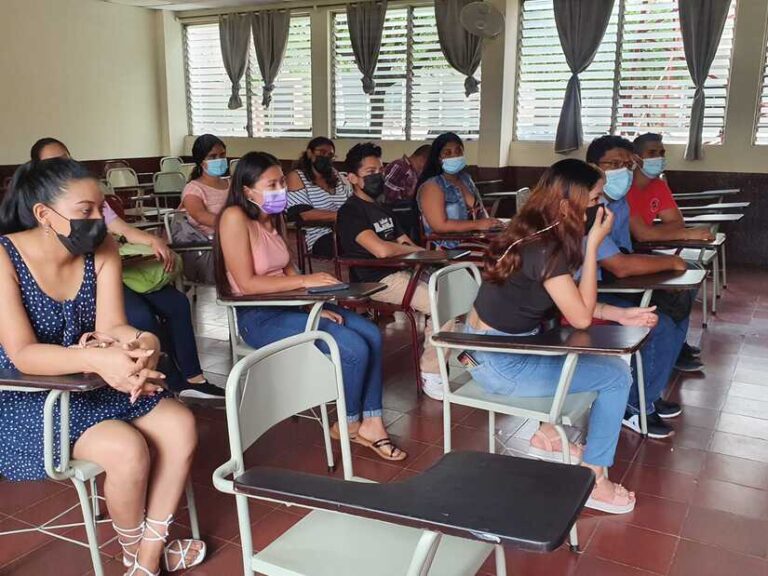 Capacitan a universitarios sobre posicionamiento de marcas