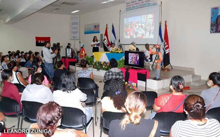 Mujeres del Programa Usura Cero saludan el 43/19