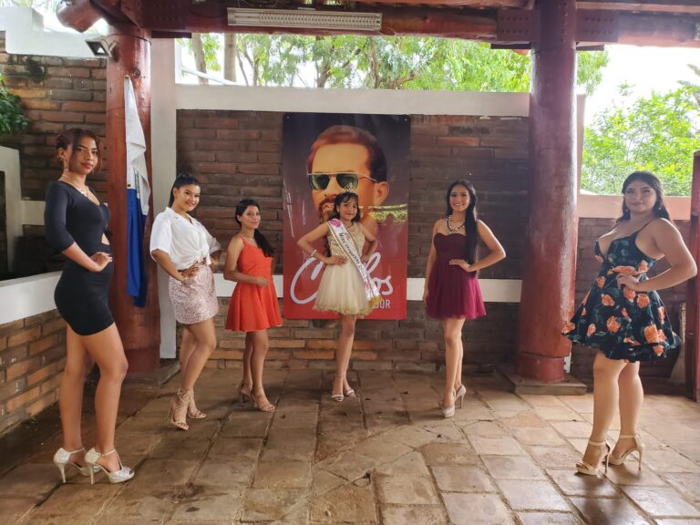 Elección de la “Chica Revolución” en el Parque Nacional de Ferias