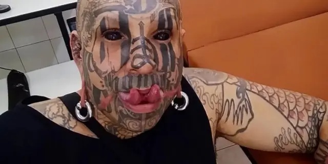 Se tatúa el signo de la bestia en la cabeza