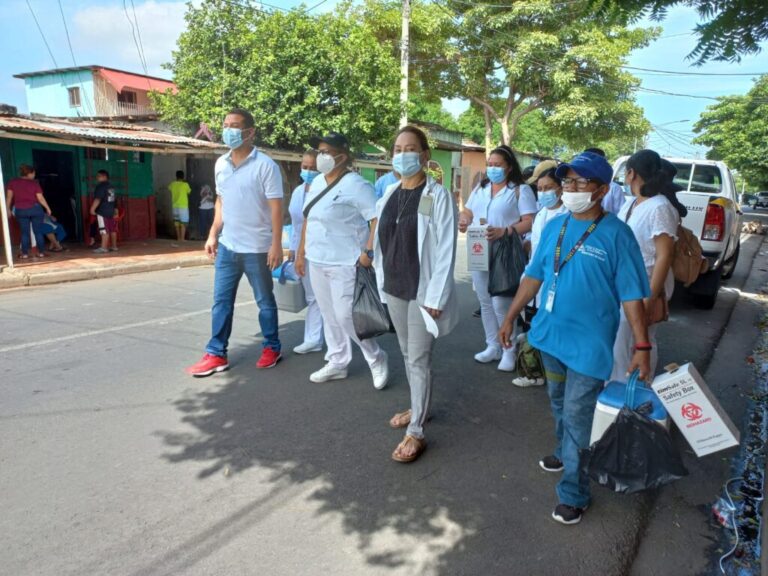 Más familias de Managua se vacunan contra la covid 19