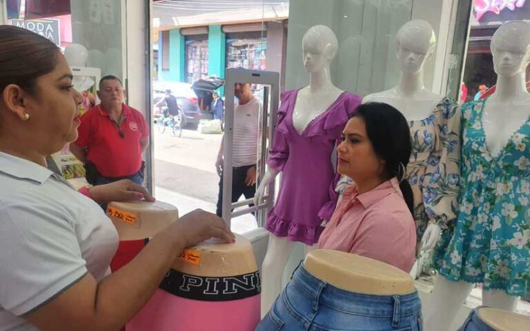 Comerciantes del mercado Oriental con variedad de artículos para el 43/19