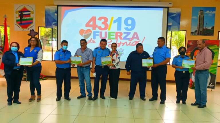 Primera promoción de escuela de valores con oficiales de Policía Nacional de Carazo